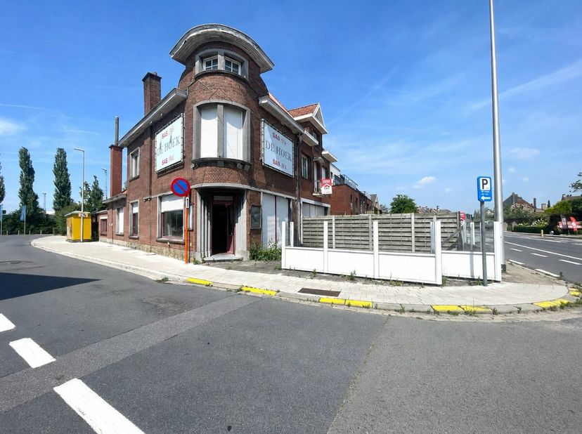 Handelspand op commerciële top locatie te koop in WevelgemIndeling:ingerichte café, berging, keuken en frigoruimte 1ste verdiep: 2 slaapkamers en badk