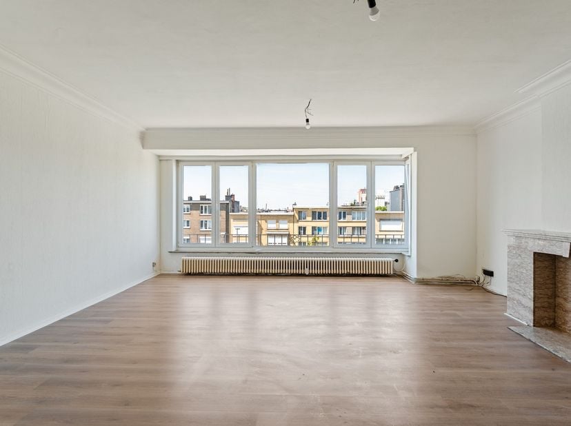 Op zoek naar een appartement dat u volledig naar eigen smaak kunt afwerken? Dan is dit op te frissen appartement zeker een bezoek waard. De grootste t