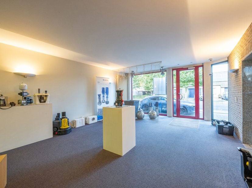 Entrepôt avec commerce et 2 appartements  belle opportunité à BoomLatout principal de cette propriété est son vaste entrepôt arrière denviron 345 m².