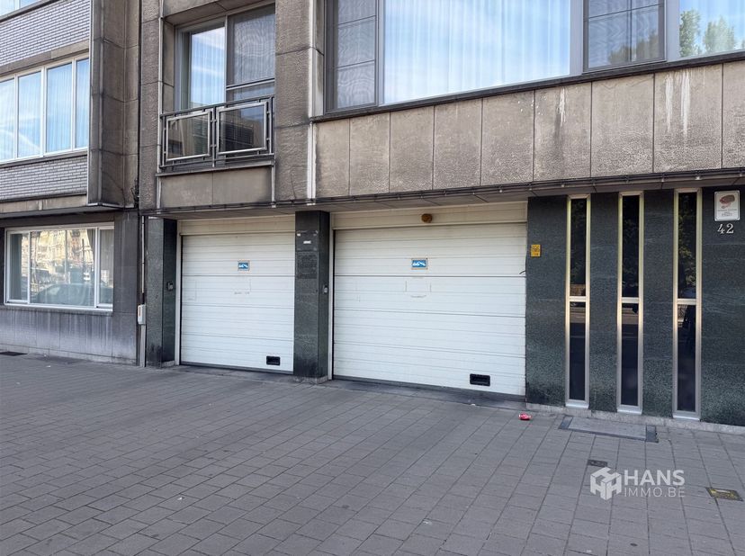Overdekte autostaanplaats te koop in de Van Eycklei 42, 2018 Antwerpen<br />
<br />
De overdekte autostaanplaats op het gelijkvloers is te bereiken