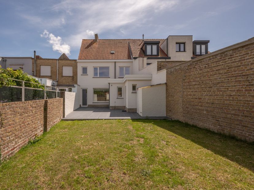 Deze ruime rijwoning is gelegen in het gegeerde Oud-Knokke, een rustige en charmante woonwijk die bekendstaat om haar uitstekende bereikbaarheid en on