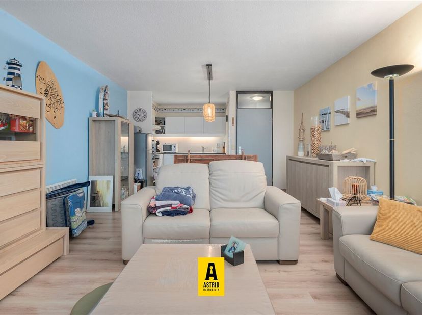Op zoek naar een lichtrijk appartement met prachtige uitzichten én een centrale ligging? Dit ruime 1-slaapkamerappartement op de vijfde verdieping van