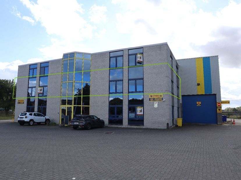 Prachtig ruim kantoor gelegen op de 1ste verdieping met een bruikbaar vloeroppervlakte van 250m².  De locatie is top: tussen Leuven en Tienen en vlakb