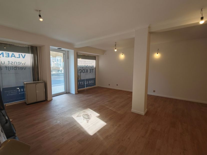 Deze gerenoveerde kantoorruimte is gunstig gelegen op een hoofdbaan van Oostduinkerke-Bad. In het handelspand is er een keuken, toilet en kelderverdie