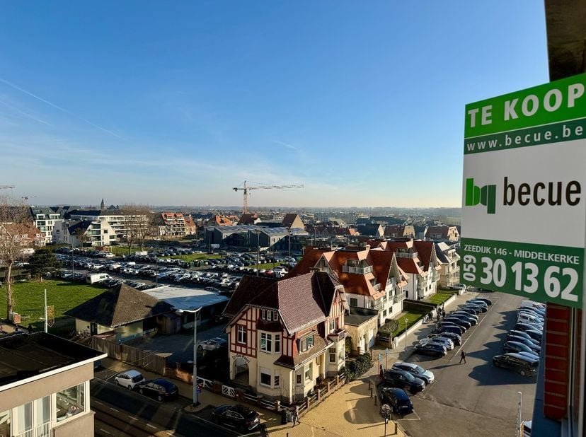 Dit aangename appartement biedt een praktische indeling en veel natuurlijk licht. De lichtrijke leefruimte met zijdelings zeezicht sluit naadloos aan
