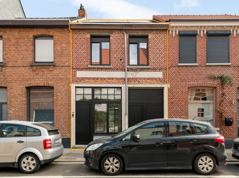 Vlakbij het centrum van Schoten vindt u deze smaakvol gerenoveerde woning waar comfort, licht en functionaliteit perfect samenkomen. Dankzij de kwalit