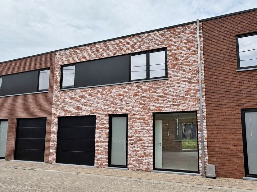 ! 6% BTW, ZOWEL BIJ AANKOOP VOOR EIGEN BEWONING ALS VOOR VERHUUR* !<br />
1 van de 4 beschikbare nieuwbouwwoningen, ontdek ons volledig aanbod via: ht