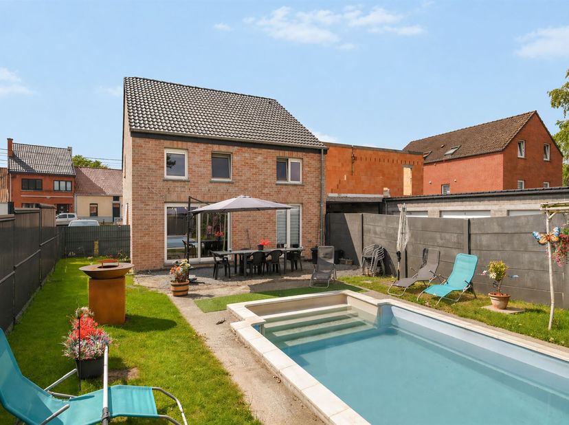 Cette charmante maison Tout confort ( construction 2021) vous propose un cadre de vie confortable et fonctionnel, avec des espaces modernes parfaiteme