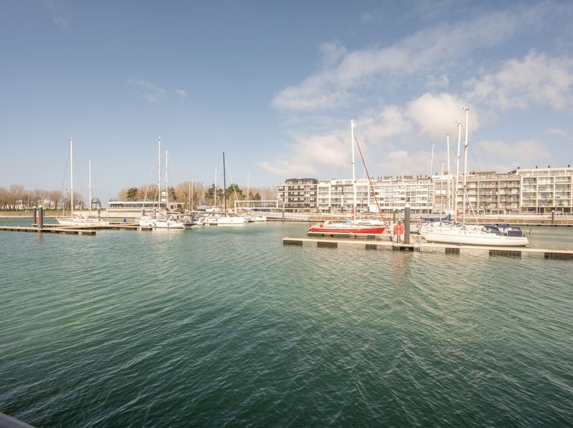Vous recherchez un appartement dans l'un des quartiers les plus prisés de Zeebrugge ? Cet appartement situé sur le Rederskaai offre à la fois le calme