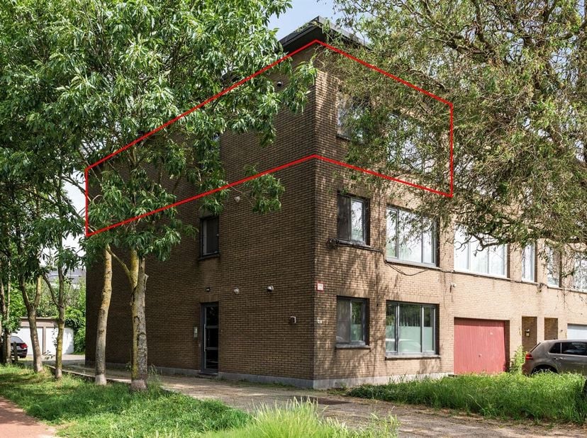 Mooi gerenoveerd appartement met garage<br />
Ligging: pal over de Oude Landen, rustig gelegen nabij Donk, centrum Ekeren achter de hoek, invalsweg na
