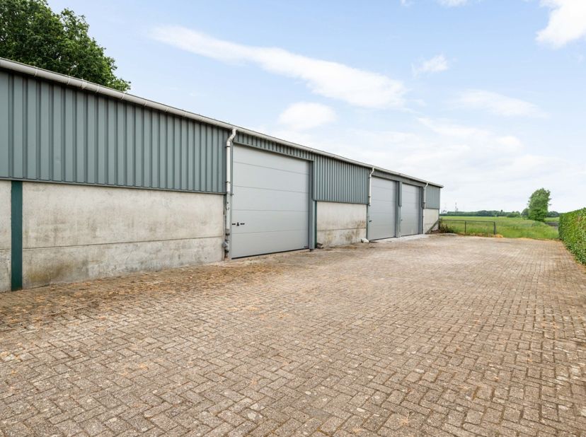 Dit magazijn bevindt zich in Zandvliet nabij de Nederlandse grens. De ruimte is beschikbaar in units van 100 m², waarbij de mogelijkheid bestaat om éé
