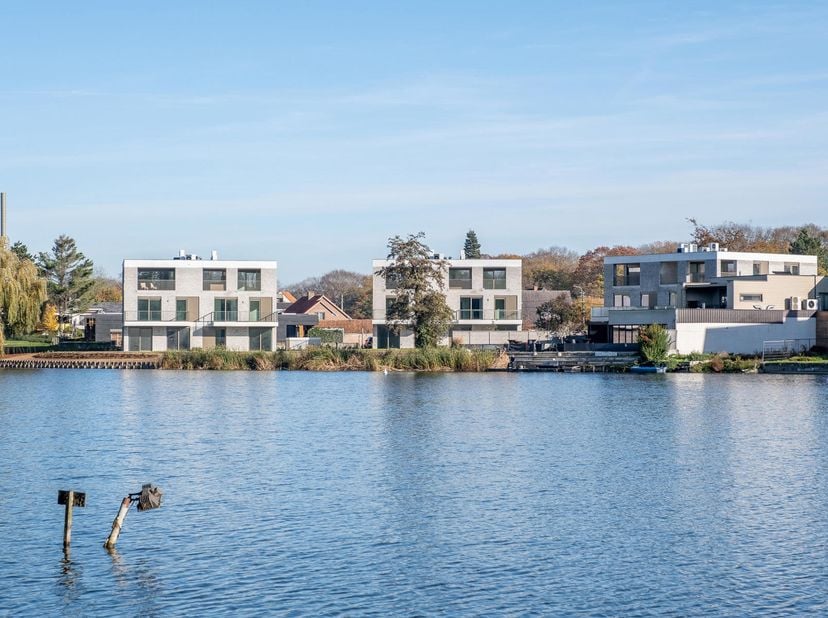 Dit recent appartement is uitstekend gelegen aan het Donkmeer in Berlare, op wandelafstand van talrijke wandel- en fietsroutes, horecazaken en andere