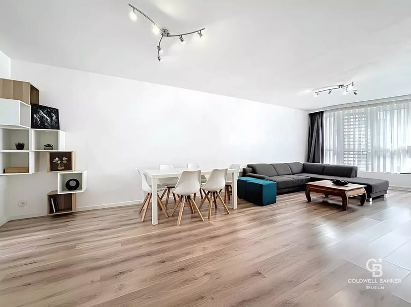 Mooi appartement van +-100 m² gelegen in een gebouw dat in 2010 werd gebouwd en bij de bouw als passief (EPB A) werd beschouwd. Deze woning bevindt zi