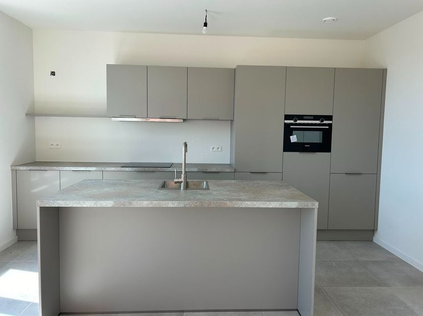 Dit appartement op de 3e verdieping in nieuwbouwproject Hof&amp;nbsp;Berlamuze&amp;nbsp;combineert eigentijds wooncomfort met een groene en rustige omgeving,