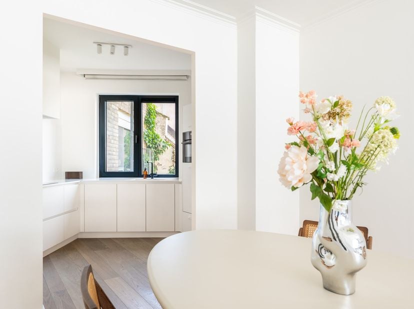 Dit lichtrijke appartement is ideaal voor wie dichtbij alle hotspots wil wonen, maar toch de rust waardeert. Dit appartement, gelegen op de hoek van d