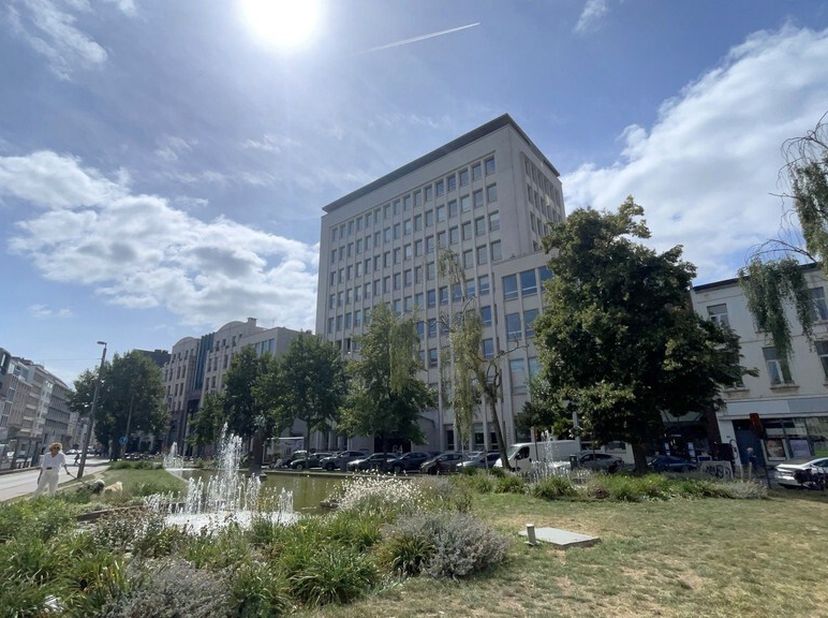 535m² de bureaux élégamment aménagés au sixième étage (extensible à 696m²) dans l'emblématique immeuble de bureaux WAW avec une vue magnifique<br />
E