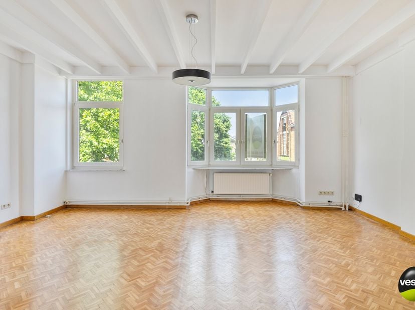 Bent u op zoek naar een woning met karakter, ruimte én een uitzonderlijke ligging? Dan biedt deze herenwoning aan het Vrijwilligersplein een unieke ka