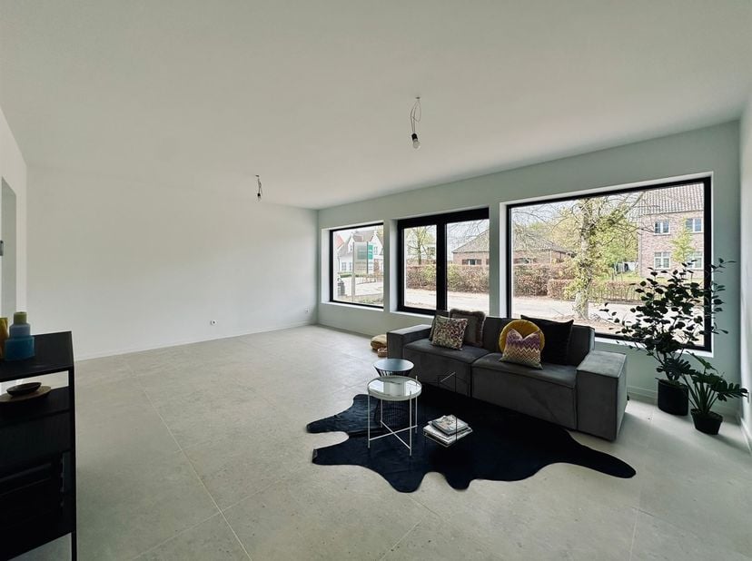 Deze totaal gerenoveerde woning is omgeven door groen. De vrijstaande woning beschikt over een diepe tuin, fijn terras en een praktische oprit.<br />