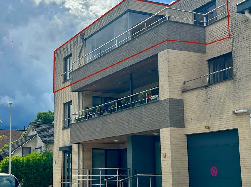 In dit prachtig en comfortabel, lichtrijk appartement met uitstekende ligging in een verzorgde en kleinschalige residentie geniet u van een rustige wo