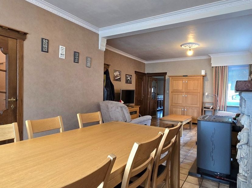 Te renoveren woning.<br />
OB met 3 slaapkamers gelegen op 559 ca aan de rand van Zelem centrum, deelgemeente van Halen.<br />
Op 5 minuutjes rijden v