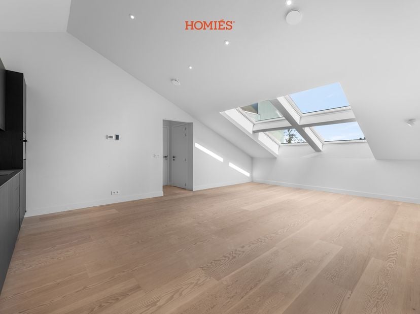 Wij stellen u graag dit luxueuze appartement voor op de Bondgenotenlaan in Leuven, gelegen in een historisch gebouw met slechts 8 entiteiten. Het pand