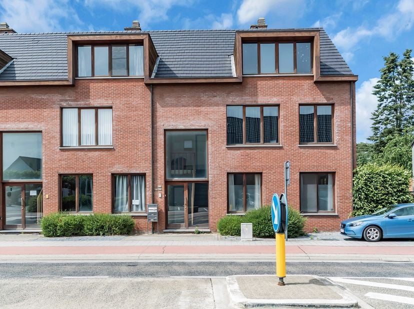 Gelijkvloers appartement met 2 slaapkamers, terras en tuintje en carport in het centrum van Kwaadmechelen<br />
Op een centrale ligging in het hart va