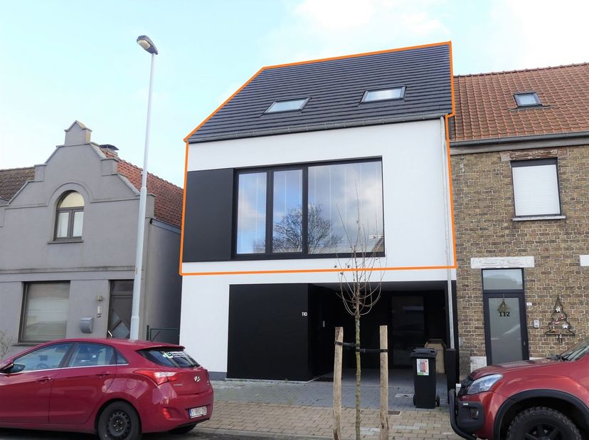C'est au cœur du village d'Adinkerke, commune rattachée à la commune côtière de La Panne, que se trouve cet appartement en duplex.<br />
Il est situé