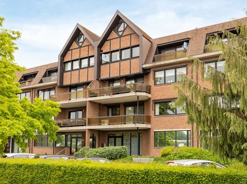 NIEUWE PRIJS Ruim appartement (+/- 170 m²) aan de rand van het centrum met o.a. 3 slaapkamers, grote duplexkamer (slpk 4), ondergrondse garage en keld