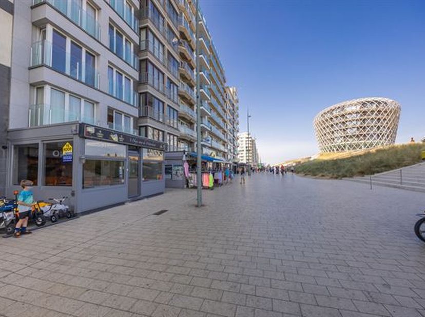 Volledig ingericht handelspand met woonst op topligging vlakbij het nieuwe Casino. Het pand is nog verhuurd tot 31/5/2027 en momenteel uitgebaat als c