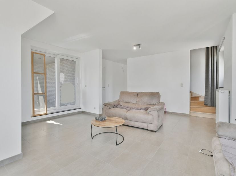 Ruim duplex appartement te huur in het centrum van Oudenburg. Dit appartement bevat een lichtrijke leefruimte, ingerichte keuken met open eetplaats, w