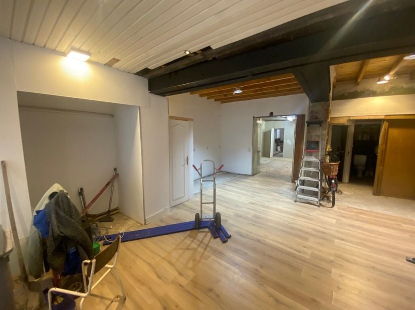Local commercial très bien situé, à distance de marche de la Grand-Place, avec un espace commercial de 185 m² et un jardin au rez-de-chaussée. Au prem