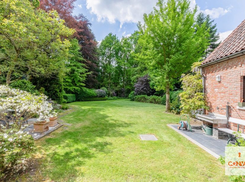 Deze perfect onderhouden vrijstaande woning biedt maar liefst 343m² bewoonbare oppervlakte, beschikt over vijf slaapkamers, twee badkamers en is geleg