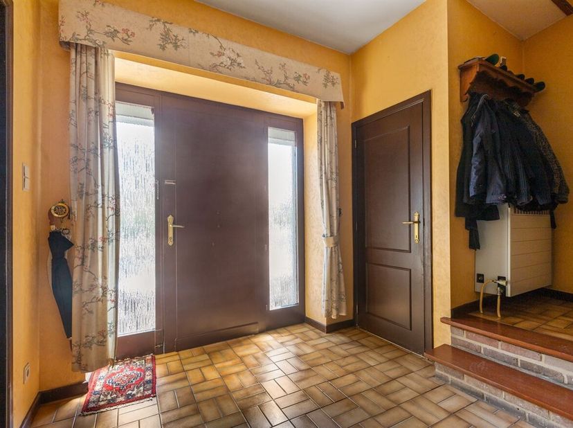 Charmante gezinswoning met 3 slaapkamers<br />
Bent u op zoek naar een ruime woning die u volledig naar eigen smaak kunt moderniseren? Dan is deze gez