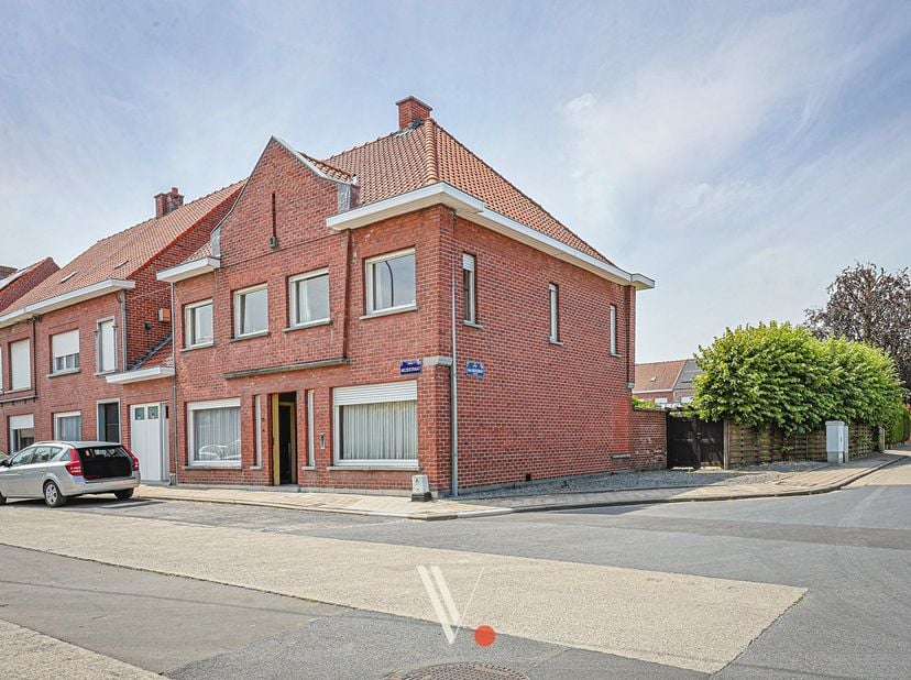 Deze te renoveren woning geniet van een uiterst rustige ligging, met bovendien meer dan voldoende parkeergelegenheid. Op wandelafstand bevindt zich he