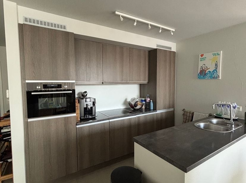Appartement de 2 chambres à louer dans le centre d'Ostende. L'appartement est situé au 7e étage. Vous entrez dans un hall d'entrée très spacieux. La c