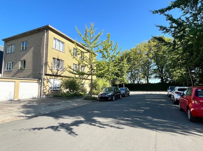 Gelijkvloers appartement met 3 kamers, tuin, garage. <br />
<br />
<br />
Dit verrassend ruim appartement beschikt over een aangename leefruimtes, me