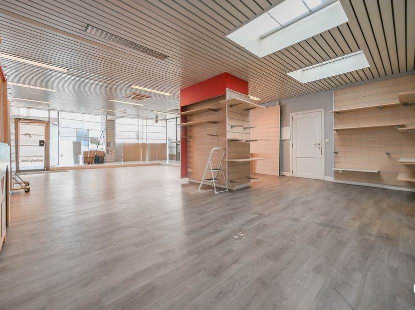 Deze verder op te knappen handelswoning is gelegen op een perceel van ca. 288 m², in het commerciële hart van de stad, op wandelafstand van de Grote M