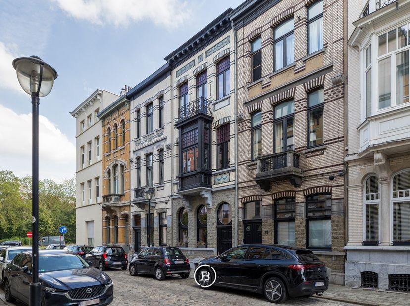 Dit statige eclectische herenhuis uit 1910 combineert een uitgesproken architecturale uitstraling met hedendaags wooncomfort. De karaktervolle voorgev