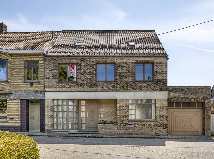 Maison spacieuse de 980 m² avec 5 chambres à vendre sur le marché de Lo-Reninge.<br />
Le jardin orienté au sud, l'EPC pratique et le salon spacieux s