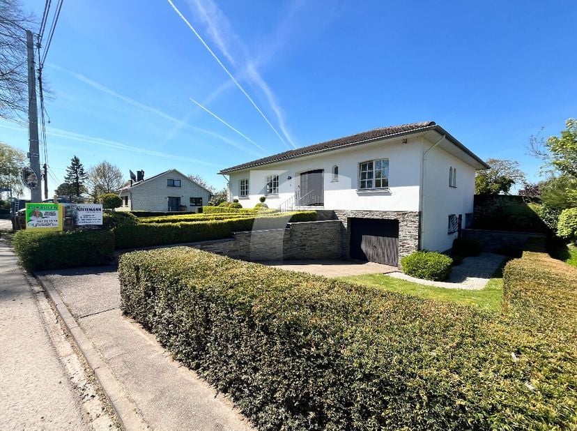 HAUSET  Kirchstrasse 1 :Charmant bungalow/villa dune superficie denviron 190 m², offrant une structure saine et un beau potentiel. Nichée sur un vaste