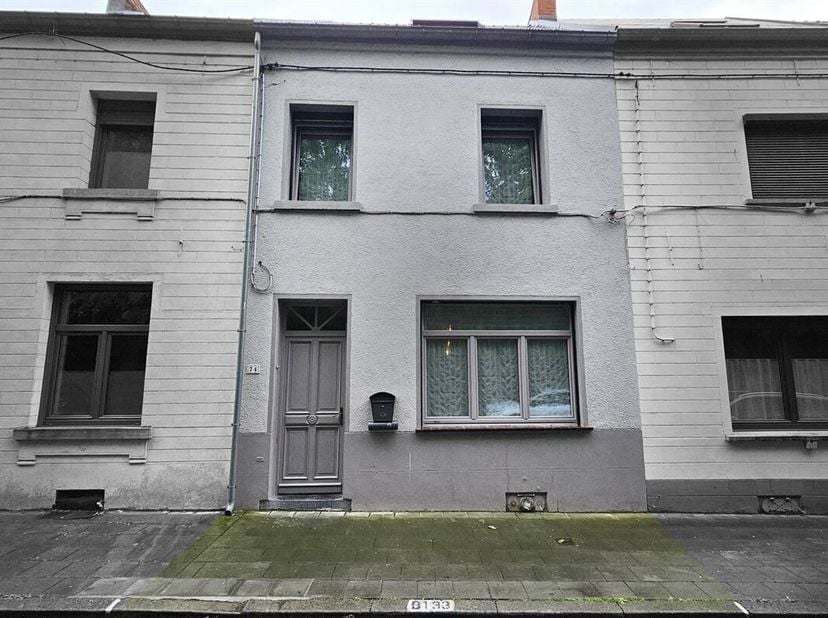 Prix: Offre à partir de 225.000 euros, frais d'agence non inclus et à charge de l'acquéreur.<br />
Jolie maison habitable rapidement et  comprenant: <
