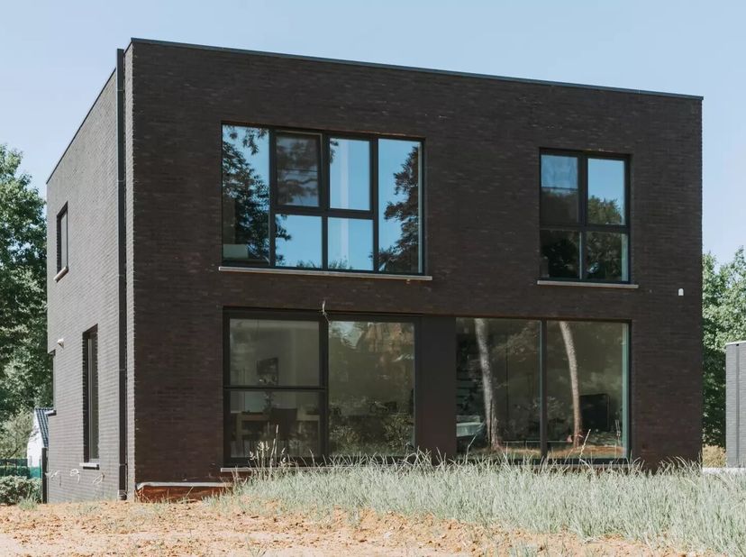 Mooie bouwgrond voor een woning in halfopen bebouwing met een oppervlakte van 4a 62ca. De bouwgrond is ideaal gelegen in een rustige omgeving en de tu