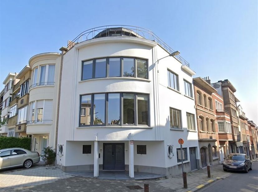 Situatie:<br />
Gelegen in Sint-Pieters-Woluwe, nabij Montgomery in een residentiële en bosrijke omgeving, tegenover het park Les Jardins des Fransisc