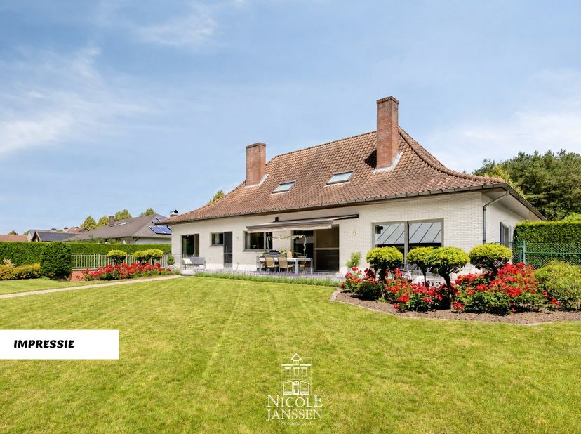 Verscholen in een groene en rustige omgeving bevindt zich deze riante villa. De woning werd degelijk gebouwd en altijd met zorg onderhouden. Doorheen