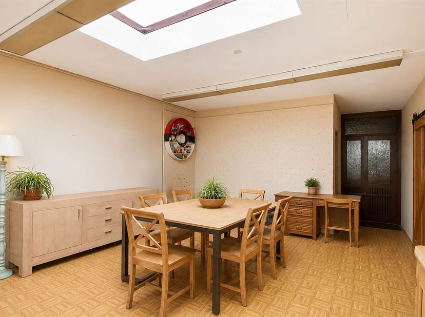 Veelzijdige woning met ruimte voor het hele gezin<br />
In een aangename en centraal gelegen buurt in Hemiksem vindt u deze verrassend ruime woning me