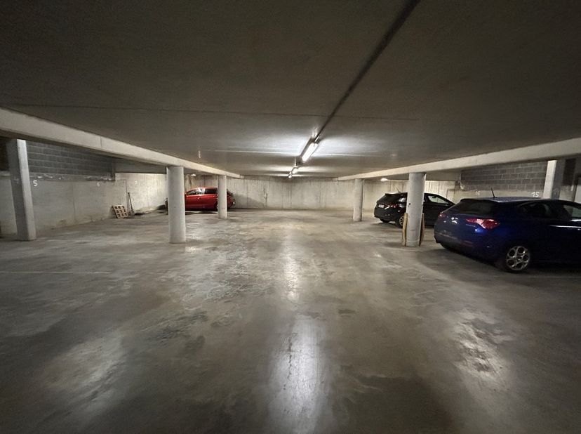 Te koop aangeboden: open ondergrondse parkeerplaats gelegen in de garage van een appartementsgebouw in de Fabriekstraat, op wandelafstand van het cent