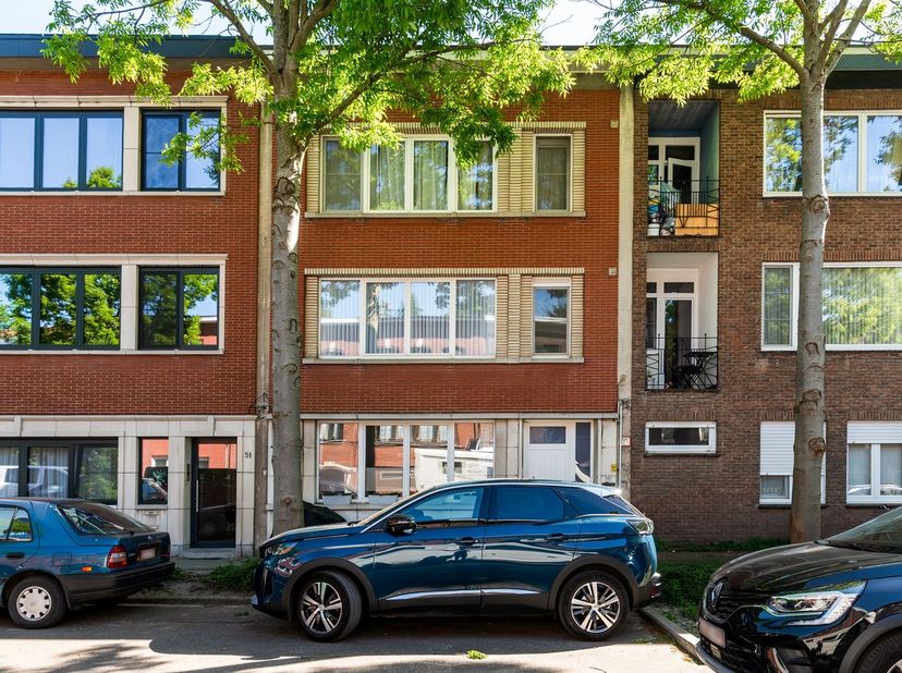 Ruim appartement (81m²) voorzien van twee slaapkamers op toplocatie te Mortsel biedt tal van mogelijkheden voor starters of als investering! <br />
<