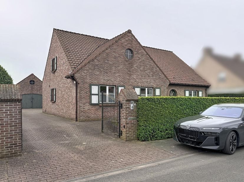 RUSTIG GELEGEN WONING - <br />
<br />
Open bebouwing bestaande uit: inkom, zitplaats, eetplaats, keuken, berging, veranda, badkamer, 3 slaapkamers, zo