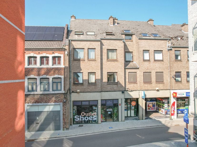 Bent u op zoek naar een commercieel pand met maximale visibiliteit en een uitstekende ligging? Dan is dit handelspand in de levendige Diesterstraat, e