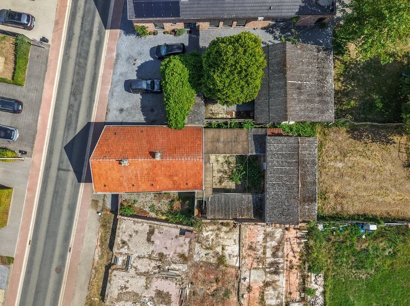 Gelegen aan de Leemstraat 103 in Nieuwerkerken, bevindt deze woning zich in een aangename en groene omgeving. Nieuwerkerken staat bekend om zijn lande